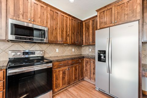 Tiny photo for 1664 NW Teakwood Lane, Redmond, OR 97756 (MLS # 220214049)