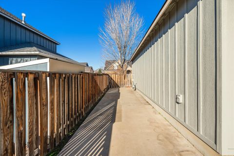 Tiny photo for 1664 NW Teakwood Lane, Redmond, OR 97756 (MLS # 220214049)