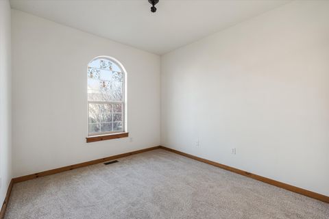 Tiny photo for 1664 NW Teakwood Lane, Redmond, OR 97756 (MLS # 220214049)