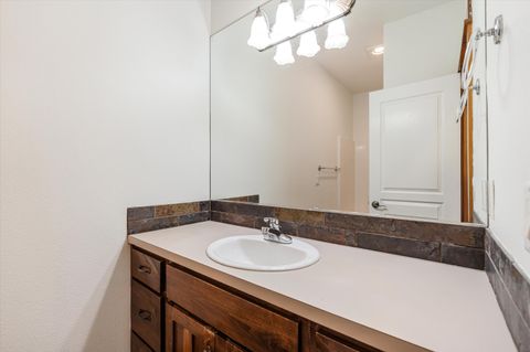 Tiny photo for 1664 NW Teakwood Lane, Redmond, OR 97756 (MLS # 220214049)