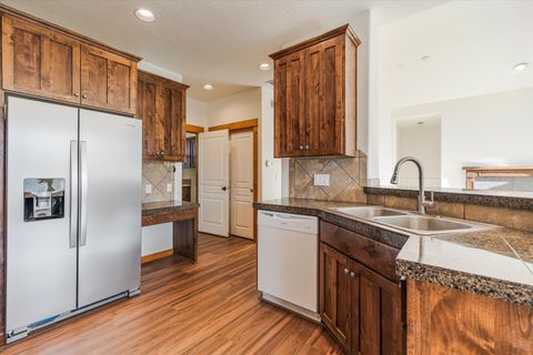 Tiny photo for 1664 NW Teakwood Lane, Redmond, OR 97756 (MLS # 220214049)