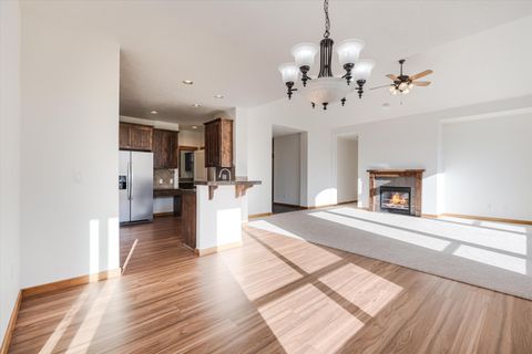 Tiny photo for 1664 NW Teakwood Lane, Redmond, OR 97756 (MLS # 220214049)