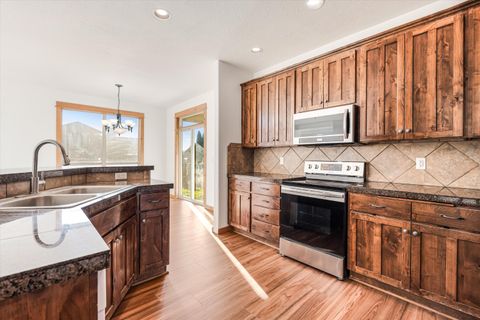 Tiny photo for 1664 NW Teakwood Lane, Redmond, OR 97756 (MLS # 220214049)