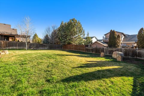 Tiny photo for 1664 NW Teakwood Lane, Redmond, OR 97756 (MLS # 220214049)