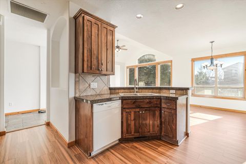 Tiny photo for 1664 NW Teakwood Lane, Redmond, OR 97756 (MLS # 220214049)