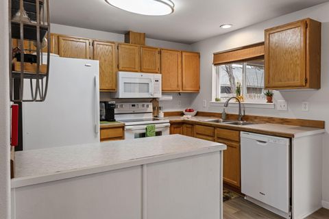 Tiny photo for 3041 SW Salmon Avenue, Redmond, OR 97756 (MLS # 220215509)