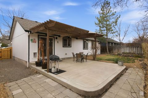 Tiny photo for 3041 SW Salmon Avenue, Redmond, OR 97756 (MLS # 220215509)