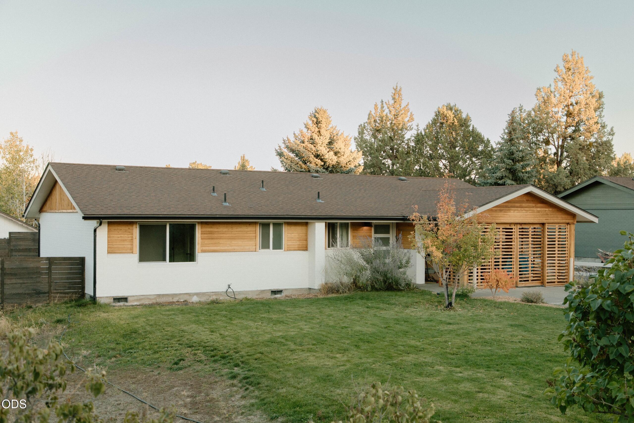 1882 NE Diablo Way