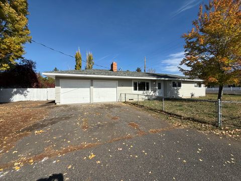 Photo of 4199 Hilyard Avenue, Klamath Falls, OR 97603 (MLS # 220211104) Photo of 4199 Hilyard Avenue, Klamath Falls, OR 97603 (MLS # 220211104)