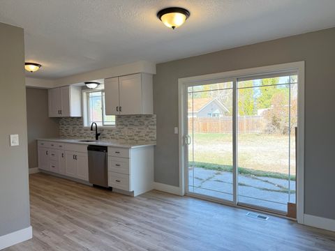 Tiny photo for 4199 Hilyard Avenue, Klamath Falls, OR 97603 (MLS # 220211104)