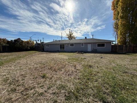Tiny photo for 4199 Hilyard Avenue, Klamath Falls, OR 97603 (MLS # 220211104)