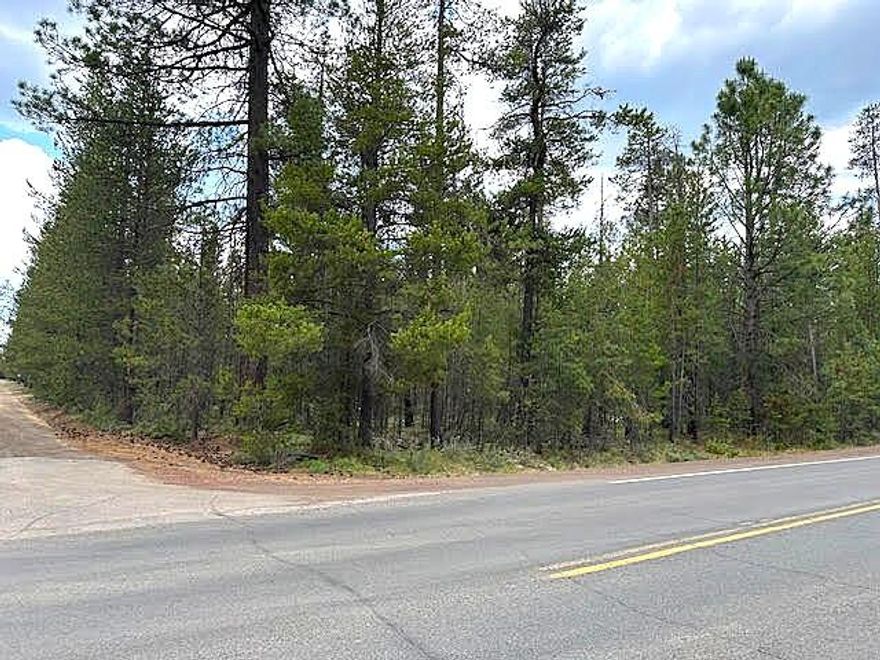 Wooded corner lot on paved street 1 mile from downtown La Pine, near the Little Deschutes River. Great spot for your dream home or vacation cabin.