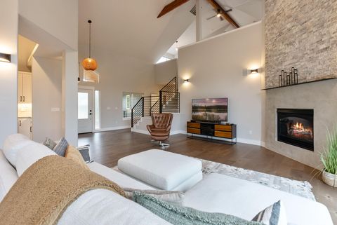 Tiny photo for 920 Cinnamon Teal Drive, Redmond, OR 97756 (MLS # 220210667)