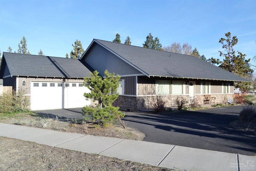 Roomy floor plan, single level home close to shopping, hospital, schools, etc. 3 bed, 2 bath home with approximately 1917 sq.ft, and many high end upgrades. Kitchen has granite countertops, hardwood floors, skylight, stainless steel appliances, and gas range. The great room includes a large living area, gas fireplace, dining area and kitchen. A den for office or crafts is off the great room. Master suite has a walk-in closet, Jacuzzi tub, shower and beautiful slate countertop. Gas forced air heat and AC.