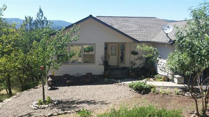 Beautiful 2001 sq/ft home with 3 bedrooms and 2.5 baths. This home features hardwood floors, tiled master bath w/jetted tub, vaulted ceilings, gas stove. Wonderful view of the valley off of the deck make this a great spot to relax and enjoy the sunset. City sewer and community water system. All this just minutes from the famous Rogue River.