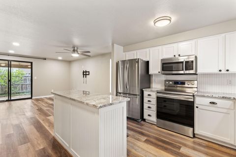 Tiny photo for 1100 SE Excalibur Drive, Grants Pass, OR 97526 (MLS # 220212527)