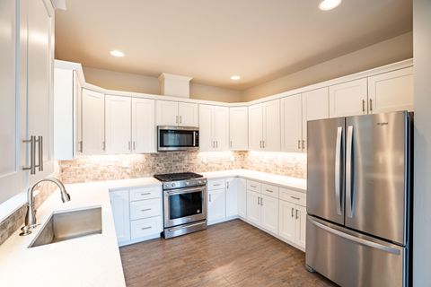 Tiny photo for 2755 SW Greens Boulevard #APT 3, Redmond, OR 97756 (MLS # 220212203)