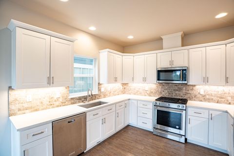 Tiny photo for 2755 SW Greens Boulevard #APT 3, Redmond, OR 97756 (MLS # 220212203)