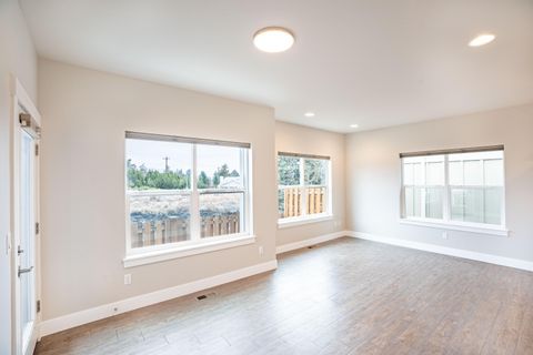 Tiny photo for 2755 SW Greens Boulevard #APT 3, Redmond, OR 97756 (MLS # 220212203)