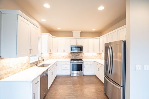 Tiny photo for 2755 SW Greens Boulevard #APT 3, Redmond, OR 97756 (MLS # 220212203)