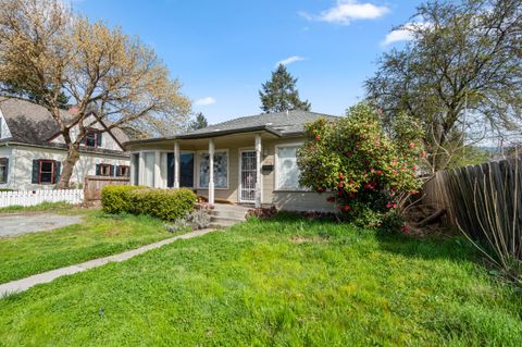 Tiny photo for 610 NW B Street, Grants Pass, OR 97526 (MLS # 220217296)