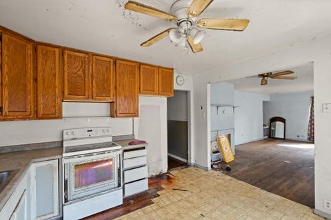 Tiny photo for 610 NW B Street, Grants Pass, OR 97526 (MLS # 220217296)