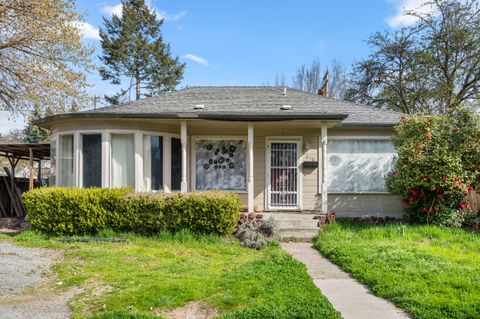 Photo of 610 NW B Street, Grants Pass, OR 97526 (MLS # 220217296)