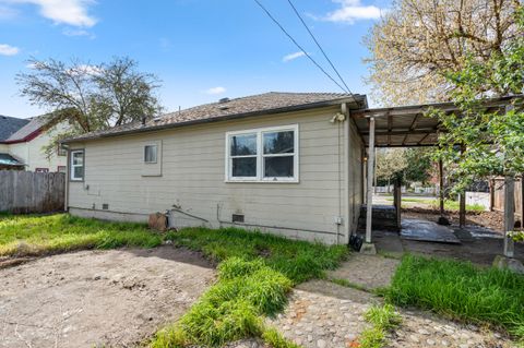 Tiny photo for 610 NW B Street, Grants Pass, OR 97526 (MLS # 220217296)