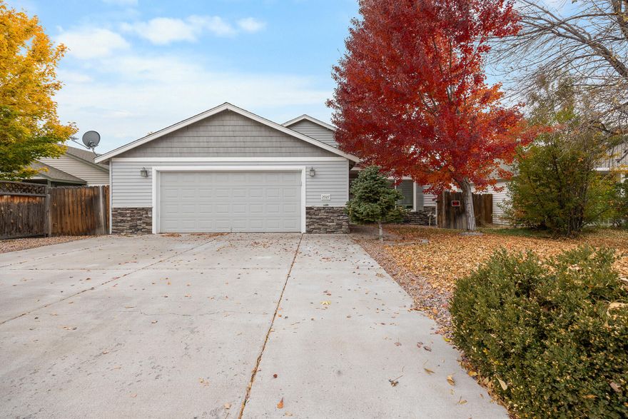 Welcome to this 3 bedroom, 2 bathroom home, ideally located just minutes from schools, parks, shopping, and convenient highway access. Featuring a functional layout and bright lighting throughout, this home offers comfort and style in every room. Situated on a large lot with well landscaped yards, the spacious backyard is perfect for relaxing, entertaining, or creating your dream retreat.