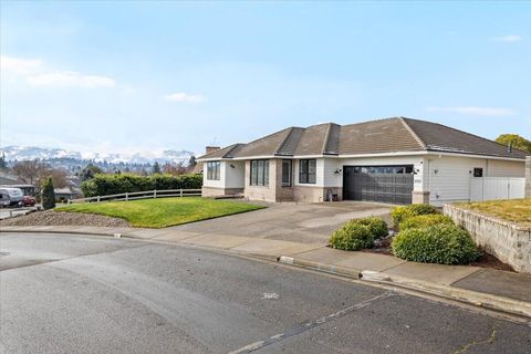 Tiny photo for 2921 Amblegreen Drive, Medford, OR 97504 (MLS # 220215266)