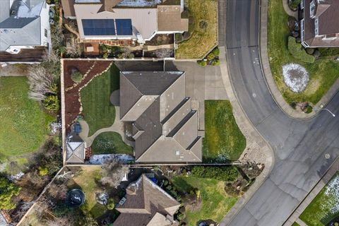 Tiny photo for 2921 Amblegreen Drive, Medford, OR 97504 (MLS # 220215266)