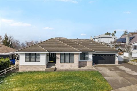 Tiny photo for 2921 Amblegreen Drive, Medford, OR 97504 (MLS # 220215266)