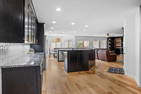 Tiny photo for 2921 Amblegreen Drive, Medford, OR 97504 (MLS # 220215266)