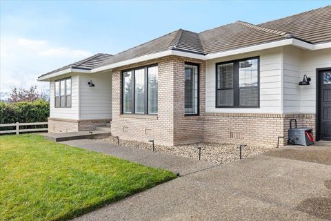 Photo of 2921 Amblegreen Drive, Medford, OR 97504 (MLS # 220215266)