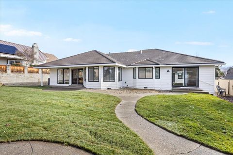 Tiny photo for 2921 Amblegreen Drive, Medford, OR 97504 (MLS # 220215266)