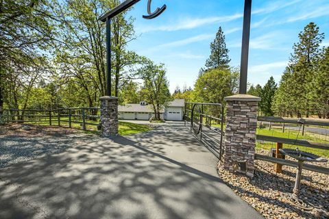 Tiny photo for 221 Lauer Way, Grants Pass, OR 97526 (MLS # 220219775)