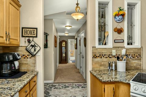 Tiny photo for 221 Lauer Way, Grants Pass, OR 97526 (MLS # 220219775)