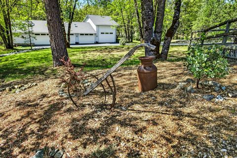 Tiny photo for 221 Lauer Way, Grants Pass, OR 97526 (MLS # 220219775)