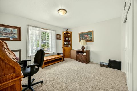 Tiny photo for 221 Lauer Way, Grants Pass, OR 97526 (MLS # 220219775)