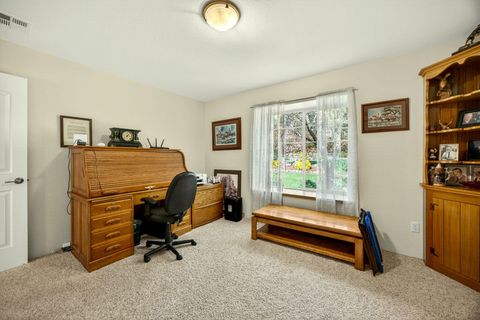 Tiny photo for 221 Lauer Way, Grants Pass, OR 97526 (MLS # 220219775)