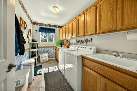 Tiny photo for 221 Lauer Way, Grants Pass, OR 97526 (MLS # 220219775)