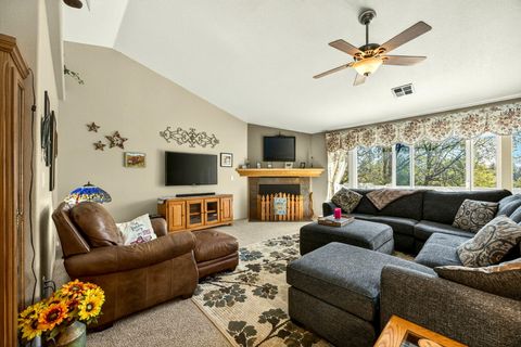 Tiny photo for 221 Lauer Way, Grants Pass, OR 97526 (MLS # 220219775)