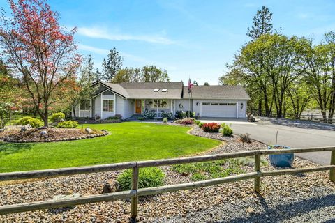 Photo of 221 Lauer Way, Grants Pass, OR 97526 (MLS # 220219775)