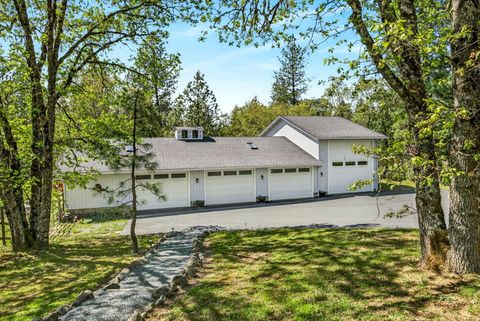 Tiny photo for 221 Lauer Way, Grants Pass, OR 97526 (MLS # 220219775)