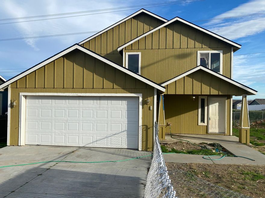 Wonderful fixer upper opportunity! This 3 bed 3 bath home is located on a large corner lot in a beautiful housing community. There is a large
attached garage and storage shed in the back yard. The yard is fenced and just needs reseeding. There is allot of potential to build equity here but needs a buyer
that's willing to do the work. If that's you then call your agent today!