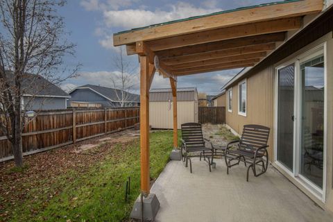 Tiny photo for 2607 NE 5th Street, Redmond, OR 97756 (MLS # 220212064)