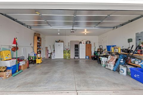 Tiny photo for 2607 NE 5th Street, Redmond, OR 97756 (MLS # 220212064)