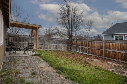 Tiny photo for 2607 NE 5th Street, Redmond, OR 97756 (MLS # 220212064)