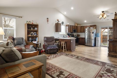 Tiny photo for 2607 NE 5th Street, Redmond, OR 97756 (MLS # 220212064)