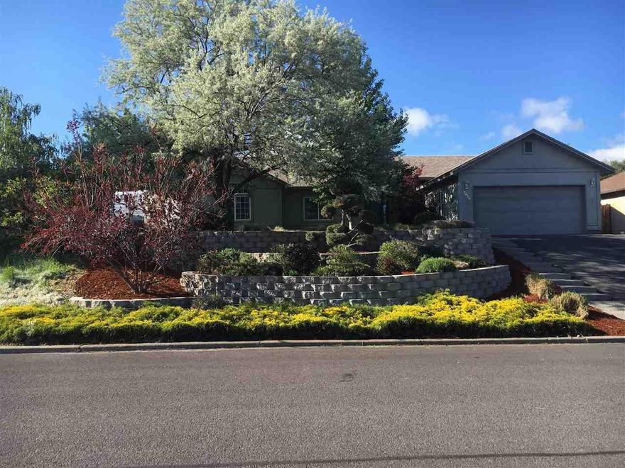 Great 2 Bedroom 3 Bath Home With 1554 Square Feet Of Living Space And Large Open Family Room With Engineered Wood Floors. Great Location Near Oit, Skylakes Medical Center, And Hwy 97.